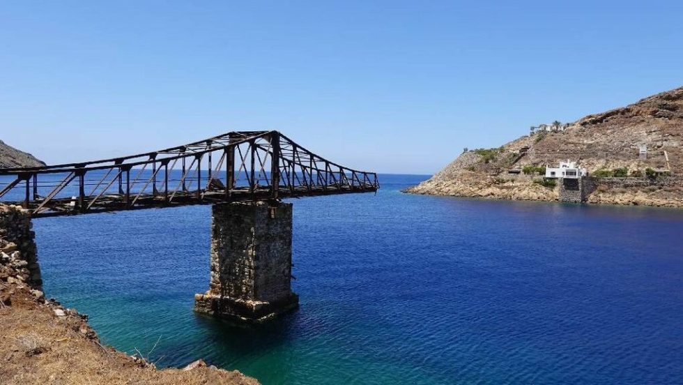 Η σκάλα φόρτωσης στο Μέγα Λιβάδι, η οποία δεν έχει κηρυχτεί διατηρητέο μνημείο. Η βίλα απέναντι έχει κηρυχτεί «έργο τέχνης»